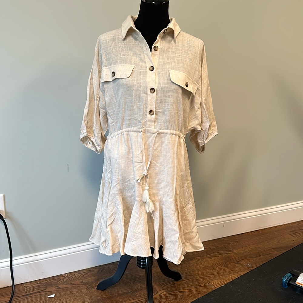 Linen type dress with functional tie waist and functional buttons